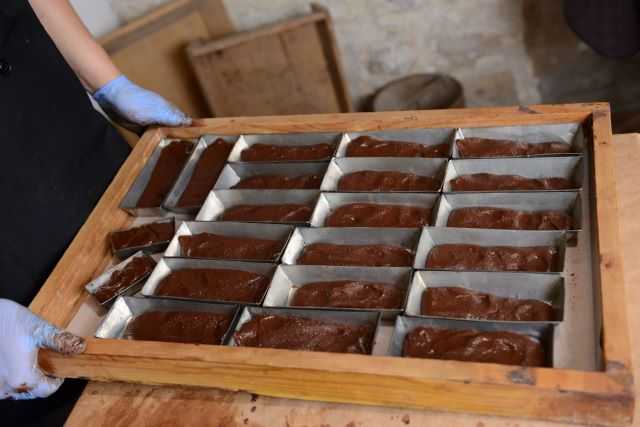 Gli stampi per realizzare le barrette del cioccolato di Modica IGP